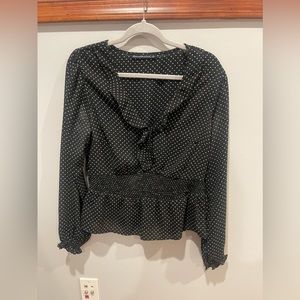 Abercrombie polkadot blouse. Elastic waist. Ruffled detailing